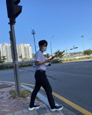 Yang Se-hyung Instagram - 파란하늘 파란하늘 꿈
미세먼지 없어 좋긴하나...
촬영가는길 나뭇가지구해 가는중이에요
어디에 쓰일지는 오늘저녁5시 백파더
생방송에서 확인해보세요

#꺾은거아님주운거임