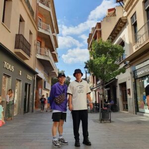 Yang Se-hyung Instagram - 바르셀로나촬영감
진심으로 마지막 사진
시언이형 말하는거 그대로
(스페인직원에게)
(한국말로또렷하게)
"제일로맛있는한개!!!"
그러자 그직원 제일 잘나가는
샌드위치 3등분 해줌
#영어가안되면시언스쿨