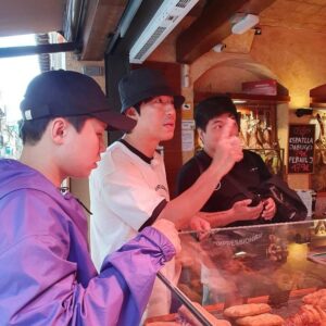 Yang Se-hyung Instagram - 바르셀로나촬영감
진심으로 마지막 사진
시언이형 말하는거 그대로
(스페인직원에게)
(한국말로또렷하게)
"제일로맛있는한개!!!"
그러자 그직원 제일 잘나가는
샌드위치 3등분 해줌
#영어가안되면시언스쿨
