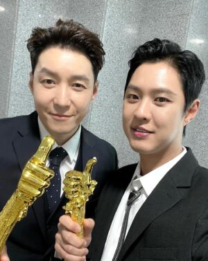 Yang Seung-ho Instagram - 얼마만의 상인가..🏆

글로벌한류스타대상(솔로가수부문) 상 받고 왔습니다. 

#대한민국베스트브랜드어워즈 #대한민국한류연예대상 #양승호 #엠블랙 #A 