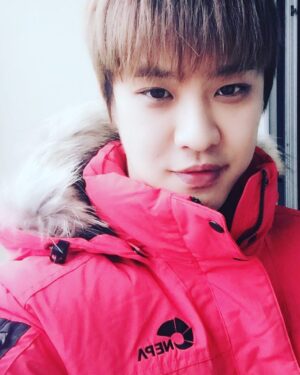 Yang Seung-ho Instagram - 로큰롤 할배 촬영 종료!! 훗 덕분에 따뜻하게 잘입고촬영했어요 훗 #로큰롤할배  #기장 #기호태 #승호 #네파 #패딩