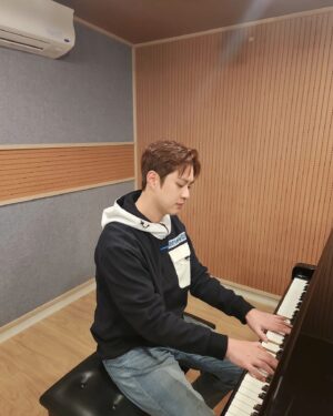 Yang Seung-ho Instagram - 1일 1업로드 추억의 볼륨업넘버 이발 거울샷