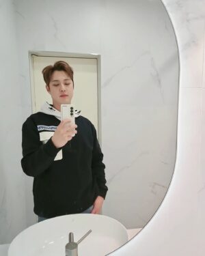 Yang Seung-ho Instagram - 1일 1업로드 추억의 볼륨업넘버 이발 거울샷
