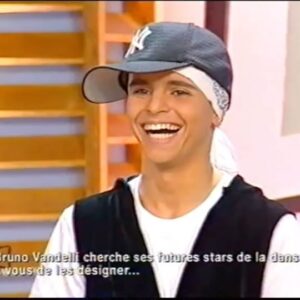 Yanis Marshall Instagram - Ma première télé ! Date de diffusion 05/11/2003 j’avais 13ans. Revoir ces images de @france3 avec @evelynethomasofficiel me donne mal au ventre… 
Je n’ai jamais voulu revoir ces images. Maintenant vous savez pourquoi. Bruno Vandelli me dégoûte tellement et les souvenirs traumatisants qui vont avec encore plus. J’étais tellement innocent avec des rêves pleins les yeux. 🤮 malgré tout, je reste fier de ce petit garçon ❤️‍🩹

Je sais pas aussi à quelle heure on a voulu me faire croire que j’étais un danseur de «hip-hop» et la raison pour laquelle on m’a habillé comme ça ??? Mais ça c’est un autre sujet !!! 😂🏳️‍🌈

Pour rappel, Je poursuis Bruno Vandelli en justice pour viol aggravé, agression sexuelle mais aussi corruption de mineur.