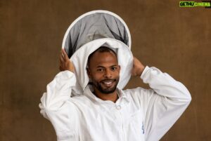 Yann Arthus-Bertrand Instagram - Un grand merci à la commune de Bordeaux pour m’avoir permis d’installer mon studio à l’Hôtel de Ragueneau ces trois derniers jours !
 
J’ai eu la chance de photographier plus de 530 personnes, témoignant de la multitude de visages et d’histoires de la région d’Aquitaine.
 
À très vite pour de nouvelles prises de vue. Lien du site dans ma bio.