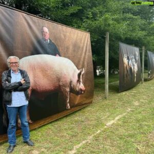 Yann Arthus-Bertrand Instagram - EXPOSITION - DES BÊTES ET DES HOMMES 

Venez découvrir jusqu’au 30 octobre quelques-unes des mes photographies préférées d’animaux que j’ai pris au cours de ma carrière. Issues des séries « Bestiaux », « Chevaux » et « Chiens », ces photos sont exposées en plein air au @harasdelacense dans les Yvelines !

J’ai adoré exploré dans mon travail la relation entre les humains et les animaux, représentant le sujet central de ces photographies, mais aussi le cœur de la mission de @lacensefondsdotation. Merci aux fantastiques humains et animaux, et à mon ami William Kriegel, fondateur de cet endroit magnifique !