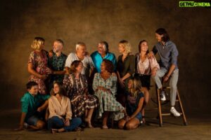 Yann Arthus-Bertrand Instagram - Chers Amis,

Depuis plus de 30 ans je parcours la France à la rencontre de ses habitants. Anonymes ou célèbres, je prends en photo la France plurielle dans mon studio itinérant. À la clé, des milliers de clichés qui traversent les générations et permettent de partager des moments de rencontres et d'échanges.

À l’occasion de ma rencontre avec Hervé Le Bras, démographe et historien français, j’ai décidé de terminer ce travail photographique et de l’enrichir d’une dimension démographique et pédagogique.

Ce projet sera restitué sous la forme d'un ou plusieurs ouvrages édités par @actessud et d’une grande exposition itinérante.

Je vous invite à venir vous faire photographier par mes soins, en famille, entre amis, entre collègue ou avec vos animaux !

Pour participer à cette belle aventure, rien de plus simple, il suffit de suivre les différentes étapes détaillées dans le lien de ma bio.

Je vous attends avec impatience !