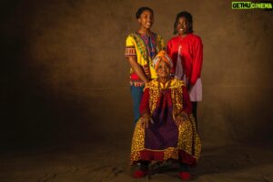 Yann Arthus-Bertrand Instagram - Chers Amis,

Depuis plus de 30 ans je parcours la France à la rencontre de ses habitants. Anonymes ou célèbres, je prends en photo la France plurielle dans mon studio itinérant. À la clé, des milliers de clichés qui traversent les générations et permettent de partager des moments de rencontres et d'échanges.

À l’occasion de ma rencontre avec Hervé Le Bras, démographe et historien français, j’ai décidé de terminer ce travail photographique et de l’enrichir d’une dimension démographique et pédagogique.

Ce projet sera restitué sous la forme d'un ou plusieurs ouvrages édités par @actessud et d’une grande exposition itinérante.

Je vous invite à venir vous faire photographier par mes soins, en famille, entre amis, entre collègue ou avec vos animaux !

Pour participer à cette belle aventure, rien de plus simple, il suffit de suivre les différentes étapes détaillées dans le lien de ma bio.

Je vous attends avec impatience !