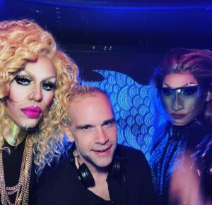 Yara Sofia Instagram - Wishing the best of luck to my sister cowerker and close friend!!!! We both has been thru a lot together and it makes me so happy to see you glow up!!! Keep on shining superstar!!!!! @rupaulsdragrace #dragraceseason15 has been AMAZING!! All contestants are so sickning!!!! But i have to say iam #teamanetra !!!!! Who you guys rooting for???? #rupaulsdragrace #rupaulsdragraceseason15 #anetra #yarasofia #echapalante
