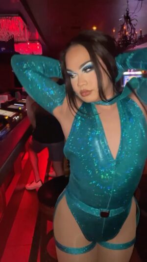 Yara Sofia Instagram - Taking a pic of my sister “SAGE” @sageoa_ lol!!!! At @piranhavegas 🎥: @asiaxking OMG it was good to see my sisters last night Ive missed u !!!!!!!!