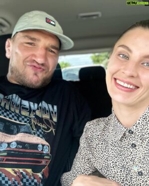 Yaroslav Amosov Instagram - 8 років терпим один одного 😂 
Кохаю ❤️