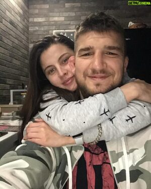 Yaroslav Amosov Instagram - 8 років терпим один одного 😂 
Кохаю ❤️