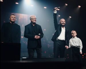 Yaroslav Sumishevskiy Instagram - Дорогой папа! С Днем рождения! 

В этот день хочу пожелать тебе всего самого доброго и светлого! 

Ты - человек, который прошел огонь и воду и несмотря ни на что всегда оставался добрым, сильным и надежным.

Твой талант и упорство всегда вдохновляли меня! Ты научил меня многому: как трудиться, так и быть музыкантом, быть настоящим мужчиной.

Спасибо за все, что ты для меня сделал и делаешь. 
Будь здоров, счастлив и всегда оставайся таким же.

Люблю тебя.