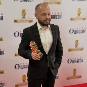 Yaroslav Sumishevskiy Instagram - Друзья, вот и прошла ежегодная премия «Шансон года», на которой мы с @kutidze_star получили золотой гриф за нашу дуэтную песню «Цветет черемуха».

Благодарю всех слушателей, кто поддерживал и голосовал за нас. Это наша общая победа.

Отдельное спасибо «Радио Шансон» за организацию этого масштабного мероприятия.