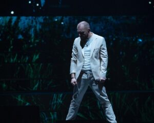 Yaroslav Sumishevskiy Instagram - Этот юбилей я точно не забуду! 

Многие месяцы мы готовились к этому событию: записывали новые песни, готовился альбом, разрабатывали концепцию, думали над визуалом, режиссурой, оформлением сцены. Много репетировали и искали нужный состав музыкантов для идеального звучания на концерте.

Работы было так много, что за неделю перед концертом в Москве мы занимались подготовкой с утра до позднего вечера. А параллельно у нас продолжались концерты и запланированные съемки.
 
На мои концерты в Москве и Санкт-Петербурге совокупно пришло больше 8000 тысяч человек. Зрители тепло приняли мою новую концертную программу «Счастливым быть»: грустили, радовались, пели, танцевали вместе со мной!
 
Поэтому самое главное - спасибо вам, мои слушатели! Без вас этого бы не случилось!
