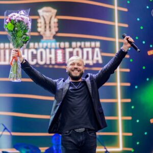 Yaroslav Sumishevskiy Instagram - Друзья, 26 апреля в Санкт-Петербурге в БКЗ «Октябрьский» прошел концерт лауреатов премии «Шансон года». 
В этот раз на концерте у меня было два дуэта: с @alexeypetrukhin_official и @kutidze_star 

Вместе с Тамарой Кутидзе мы исполнили нашу песню «Цветет черемуха», за которую снова получили золотой гриф, а с Алексеем Петрухиным - наш хит «Пластиночка». 

Хочу ещё раз выразить свою благодарность за то, что слушаете мои песни!