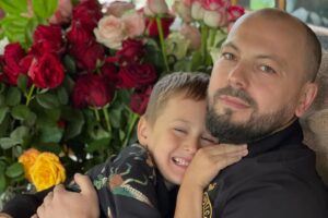 Yaroslav Sumishevskiy Instagram - Сегодня моему Мирошке уже 7 лет. 
С днем рождения! 

Очень горжусь и люблю этого парня, а еще бесконечно счастлив рядом.
Сегодня хочу пожелать - великих целей, бравых стремлений и энергии на реализацию всего задуманного.
Уверен, впереди еще ждёт много открытий, побед, и на этом длинном пути я всегда буду рядом. 

Пс. Сейчас, к счастью, у тебя нет инстаграма, но когда ты вырастешь, думаю, тебе будет интересно увидеть небольшую хронологию своего взросления.
