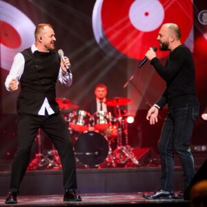 Yaroslav Sumishevskiy Instagram - Друзья, 26 апреля в Санкт-Петербурге в БКЗ «Октябрьский» прошел концерт лауреатов премии «Шансон года». 
В этот раз на концерте у меня было два дуэта: с @alexeypetrukhin_official и @kutidze_star 

Вместе с Тамарой Кутидзе мы исполнили нашу песню «Цветет черемуха», за которую снова получили золотой гриф, а с Алексеем Петрухиным - наш хит «Пластиночка». 

Хочу ещё раз выразить свою благодарность за то, что слушаете мои песни!