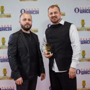 Yaroslav Sumishevskiy Instagram - Друзья, 26 апреля в Санкт-Петербурге в БКЗ «Октябрьский» прошел концерт лауреатов премии «Шансон года». 
В этот раз на концерте у меня было два дуэта: с @alexeypetrukhin_official и @kutidze_star 

Вместе с Тамарой Кутидзе мы исполнили нашу песню «Цветет черемуха», за которую снова получили золотой гриф, а с Алексеем Петрухиным - наш хит «Пластиночка». 

Хочу ещё раз выразить свою благодарность за то, что слушаете мои песни!