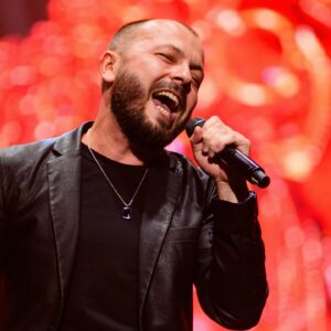 Yaroslav Sumishevskiy Instagram - Друзья, 26 апреля в Санкт-Петербурге в БКЗ «Октябрьский» прошел концерт лауреатов премии «Шансон года». 
В этот раз на концерте у меня было два дуэта: с @alexeypetrukhin_official и @kutidze_star 

Вместе с Тамарой Кутидзе мы исполнили нашу песню «Цветет черемуха», за которую снова получили золотой гриф, а с Алексеем Петрухиным - наш хит «Пластиночка». 

Хочу ещё раз выразить свою благодарность за то, что слушаете мои песни!