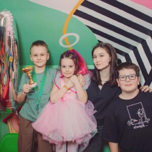 Yaroslav Sumishevskiy Instagram - Как быстро летит время!

27 февраля моему сыну исполнилось 7 лет. Кажется, будто совсем недавно он был младенцем, а теперь уже такой большой и самостоятельный. 

Только сегодня прислали фотографии со дня рождения Мирошки. Решил оставить их здесь на память😊
Огромное спасибо всей семье, что провели этот день с нами!