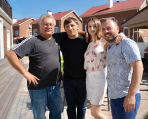 Yaroslav Sumishevskiy Instagram - Дорогой папа! С Днем рождения! 

В этот день хочу пожелать тебе всего самого доброго и светлого! 

Ты - человек, который прошел огонь и воду и несмотря ни на что всегда оставался добрым, сильным и надежным.

Твой талант и упорство всегда вдохновляли меня! Ты научил меня многому: как трудиться, так и быть музыкантом, быть настоящим мужчиной.

Спасибо за все, что ты для меня сделал и делаешь. 
Будь здоров, счастлив и всегда оставайся таким же.

Люблю тебя.