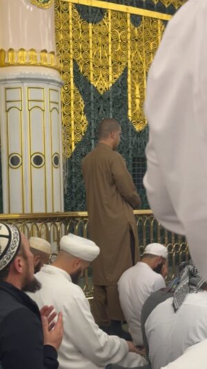Yaşar Alptekin Instagram - Rabbim sizlerede nasip etsin cennet bahçesinde namaz kılmayı