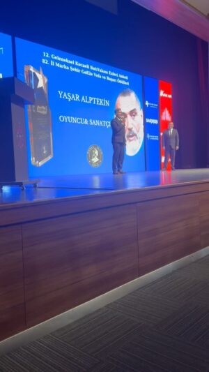 Yaşar Alptekin Instagram - En büyük ödül Allah c.c. rızasını kazanmaktır. Rabbime şükürler olsun ki önce hakkın rızasını kazandık sonra halkın takdirini kazandık Elhamdulillah.