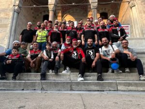 Yaşar Alptekin Instagram - Rabbime yarattıkları sayısınca hamdü senalar olsun. Bu sabah namazı Sultanahmet'te ikamet ettik. Osmanlı motorsiklet klubü ailemle birlikte.