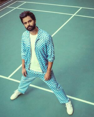 Yash Soni Instagram - The ball is in your court! 🎾

Clicked by @theabhivalera 
Styled by @styleitwithniki 
H&M @nicks_unisexsalon 
Wearing @blamblack_clothing 
Retouched by @intotheprags 

#actor #portrait #mensfashion