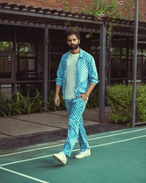 Yash Soni Instagram - The ball is in your court! 🎾

Clicked by @theabhivalera 
Styled by @styleitwithniki 
H&M @nicks_unisexsalon 
Wearing @blamblack_clothing 
Retouched by @intotheprags 

#actor #portrait #mensfashion