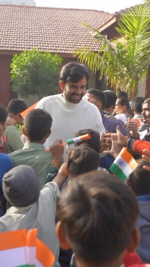 Yash Soni Instagram - આ પ્રજાસત્તાક દિનની ઉજવણી બેહરા-મૂંગા શાળા, આશ્રમ રોડ ખાતે કરવાની તક મળી. એમણે જે પ્રમાણે sign language માં આપણુ રાષ્ટ્રગીત ગાયું એ ખરેખર મારા માટે યાદગાર રેહશે. 
Happy Republic day 

#RepublicDay #flaghoisting #deafandmutekids