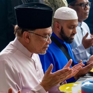 Yasir Qadhi Instagram - Real leaders represent their people. They engage with their communities and actively listen to their concerns, regardless of the status of the individual. This past weekend, Dr. Yasir Qadhi had the immense honor and privilege of meeting with Malaysian Prime Minister Dato Seri Anwar Ibrahim for lunch and Jummah prayer. Every Friday, Prime Minister Anwar makes it a point to eat at a local place and attend a different mosque, demonstrating a dedication to staying connected with his constituents. 

Despite the busy schedule, the Prime Minister continuously showed his passion for Islam through his conversations about Palestine and his concerns about the Malaysian people. While of course it is natural to disagree with some policies even of those politicians one admires, the dedication to open dialogue is something all Muslim leaders can learn from. May we see more leaders embodying his spirit and leadership.