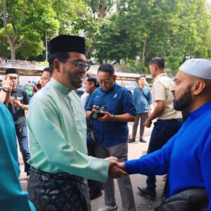 Yasir Qadhi Instagram - Real leaders represent their people. They engage with their communities and actively listen to their concerns, regardless of the status of the individual. This past weekend, Dr. Yasir Qadhi had the immense honor and privilege of meeting with Malaysian Prime Minister Dato Seri Anwar Ibrahim for lunch and Jummah prayer. Every Friday, Prime Minister Anwar makes it a point to eat at a local place and attend a different mosque, demonstrating a dedication to staying connected with his constituents. 

Despite the busy schedule, the Prime Minister continuously showed his passion for Islam through his conversations about Palestine and his concerns about the Malaysian people. While of course it is natural to disagree with some policies even of those politicians one admires, the dedication to open dialogue is something all Muslim leaders can learn from. May we see more leaders embodying his spirit and leadership.