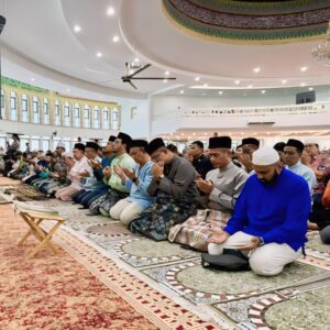 Yasir Qadhi Instagram - Real leaders represent their people. They engage with their communities and actively listen to their concerns, regardless of the status of the individual. This past weekend, Dr. Yasir Qadhi had the immense honor and privilege of meeting with Malaysian Prime Minister Dato Seri Anwar Ibrahim for lunch and Jummah prayer. Every Friday, Prime Minister Anwar makes it a point to eat at a local place and attend a different mosque, demonstrating a dedication to staying connected with his constituents. 

Despite the busy schedule, the Prime Minister continuously showed his passion for Islam through his conversations about Palestine and his concerns about the Malaysian people. While of course it is natural to disagree with some policies even of those politicians one admires, the dedication to open dialogue is something all Muslim leaders can learn from. May we see more leaders embodying his spirit and leadership.