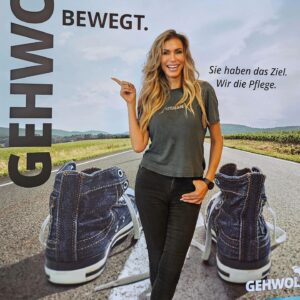 Yasmina Filali Instagram - Ich war wieder bei @gehwol_de eingeladen und durfte vor einer Gruppe von fantastischen Frauen (und einem Mann;-), einen kleinen Social Media Workshop geben. @gehwol_de ist nicht nur ein familiengeführtes Unternehmen mit dem reizenden @timorgvw an der der Spitze, sondern auch ein Unternehmen, welches es versteht jeden Gast im Handumdrehen als Familienmitglied fühlen zu lassen. Die Stimmung war so herzlich und ausgelassen, dass ich gerne noch einen Tag drangehängt hätte. Vielen Dank auch an @schlossbenkhausen für die Gastfreundschaft. Und ganz besonderen Dank an alle Mitarbeiter von GEHWOL, die eine so warme Herzlichkeit an den Tag legen, dass es mir immer ein Fest ist, bei Euch zu sein. Danke auch an die tollen GTC-Mitglieder, ihr seid großartig! #gtctag2024

@_nad_ine_85_ @oxanarutz @discoverinfinityblog @avdh05 #@yvonne_testet @gehwol_de @nettije @irchensbeautyecke @candlelight_testet @krissi_eulchen @bielefelderin89 
#schoenefuesse #womenempowerment
