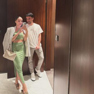 Yasmina Kerr Instagram - 🏝️👫🏻🌞

Voy por fascículos, pero he visto las fotos ahora y he pensado lo bien que nos sentó el calorcito y la energía renovada con la que llegamos. 
Nos levantábamos pronto, pero sin despertador y eso para mí es un placer, disfrutamos de atardeceres y compartimos charlas con personas maravillosas. 
Regalos de la vida 💝

#blessed #travel #insideoutside #togheter #artistlife