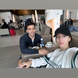 Yasmina Kerr Instagram - 🏝️👫🏻🌞

Voy por fascículos, pero he visto las fotos ahora y he pensado lo bien que nos sentó el calorcito y la energía renovada con la que llegamos. 
Nos levantábamos pronto, pero sin despertador y eso para mí es un placer, disfrutamos de atardeceres y compartimos charlas con personas maravillosas. 
Regalos de la vida 💝

#blessed #travel #insideoutside #togheter #artistlife