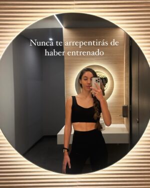 Yasmina Kerr Instagram - 🩰 Si tienes dudas o te falta motivación, aplica la disciplina, porque nunca te arrepentirás de haber entrenado.🩰

Algunas de mis alumnas de esta semana de las que me siento orgullosa en diferentes momentos de la clase. Con ellas comparto más que un ratito de trabajo, hemos creado un vínculo bonito, nos reímos, "sufrimos" con algún ejercicio que otro, disfrutamos, nos superamos, mejoramos y avanzamos hasta el siguiente nivel, con constancia, amor y paciencia. Somos equipo 🫱🏼‍🫲🏽

🩰 💥 ♥️

#balletworkout #love #healthylifestyle #balletdancer #barre #balletbarre #workout #quotes