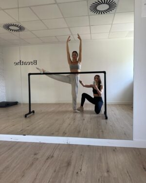 Yasmina Kerr Instagram - 🩰 Si tienes dudas o te falta motivación, aplica la disciplina, porque nunca te arrepentirás de haber entrenado.🩰

Algunas de mis alumnas de esta semana de las que me siento orgullosa en diferentes momentos de la clase. Con ellas comparto más que un ratito de trabajo, hemos creado un vínculo bonito, nos reímos, "sufrimos" con algún ejercicio que otro, disfrutamos, nos superamos, mejoramos y avanzamos hasta el siguiente nivel, con constancia, amor y paciencia. Somos equipo 🫱🏼‍🫲🏽

🩰 💥 ♥️

#balletworkout #love #healthylifestyle #balletdancer #barre #balletbarre #workout #quotes