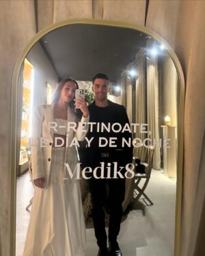 Yasmina Kerr Instagram - Feliz de acompañar a mi querida @tachabeauty en su 30 aniversario 🤍 ✨ 🥂 

Conocimos las cremas de @medik8_es mientras cenábamos en el Atelier de @ramonfreixa con un mesa divina y una compañía todavía más espectacular 💥💥💥

Gracias Nat y Carlos… increíble como siempre, love you ♥️

📸 : @pepinomarino 🫶🏼