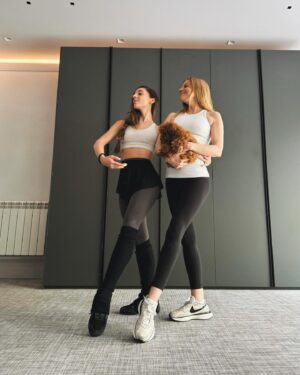 Yasmina Kerr Instagram - 🩰 Si tienes dudas o te falta motivación, aplica la disciplina, porque nunca te arrepentirás de haber entrenado.🩰

Algunas de mis alumnas de esta semana de las que me siento orgullosa en diferentes momentos de la clase. Con ellas comparto más que un ratito de trabajo, hemos creado un vínculo bonito, nos reímos, "sufrimos" con algún ejercicio que otro, disfrutamos, nos superamos, mejoramos y avanzamos hasta el siguiente nivel, con constancia, amor y paciencia. Somos equipo 🫱🏼‍🫲🏽

🩰 💥 ♥️

#balletworkout #love #healthylifestyle #balletdancer #barre #balletbarre #workout #quotes