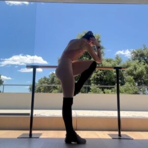 Yasmina Kerr Instagram - BALLERINA WORKOUT 🩰🔥🩰🔥
Trabajo combinado de tren superior e inferior con incidencia en el core. 

Te propongo que lo realices lento, notando cada movimiento y siendo consciente de tu postura. 
15 repeticiones de cada ejercicio, ambos lados.
3 vueltas 🚀 

🩰 primer movimiento: Souplesse devant con relevé   coordinación del brazo.

🩰 segundo: plié en "cuarta" elevando el talón de la pierna que tengo detrás   attitude.

🩰 tercero: trabajo de core en retiré   grand battement.

🏷️ guarda, práctica y siéntete cada vez más fuerte, más ágil y más feliz 😊 ✨♥️

#ballerinaworkout #ballerinalife #art #action #healthylifestyle #training #love