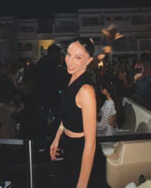 Yasmina Kerr Instagram - ✨ IBIZA ✨ 🇪🇸 🇦🇷 

Recuerdo guardado ya para siempre lleno de paseos, atardeceres, mar, ejercicio, juegos, facturas 🥐, terere 🧉🧊, bailes y conversaciones muy valiosas.
Compartir con vosotros todo esto me ha hecho mejor persona. 
Habéis sido "EL TEAM" y me he sentido en casa. 

Ya lo sabía pero confirmo: La vida es más bonita y más fácil con amor y respeto. Un antes y un después de este viaje 🩵

GRACIAS ✨ GRACIAS 🙏 GRACIAS♥️
( a todos) 

#soulmate #love #ibiza #blessed