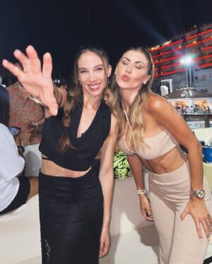 Yasmina Kerr Instagram - ✨ IBIZA ✨ 🇪🇸 🇦🇷 

Recuerdo guardado ya para siempre lleno de paseos, atardeceres, mar, ejercicio, juegos, facturas 🥐, terere 🧉🧊, bailes y conversaciones muy valiosas.
Compartir con vosotros todo esto me ha hecho mejor persona. 
Habéis sido "EL TEAM" y me he sentido en casa. 

Ya lo sabía pero confirmo: La vida es más bonita y más fácil con amor y respeto. Un antes y un después de este viaje 🩵

GRACIAS ✨ GRACIAS 🙏 GRACIAS♥️
( a todos) 

#soulmate #love #ibiza #blessed