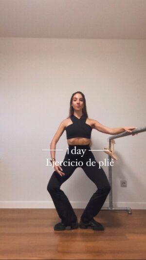 Yasmina Kerr Instagram - Plié: flexión de rodillas. En ballet tenemos grand plié y demi plié y lo hacemos en distintas posiciones. 

En este ejercicio te comparto y hago contigo 4 repeticiones a velocidad real para que me puedas seguir, pero te recomiendo que llegues hasta 8. 

La semana que viene te acompañaré en un ejercicio de tendu y la idea es que a final del mes tengas 4 vídeos para que los puedas unir y construyas un mini entrenamiento, que te hará sentir el 🔥 en las piernas. 

Ser constante e ir repitiendo los movimientos que te voy enseñando es importante para que mejoremos y construyamos un hábito juntas 🩰 

Recuerda: un poquito cada día es mucho más que nada 🪄 🫶🏼

#balletworkout #artistlife #action #roots