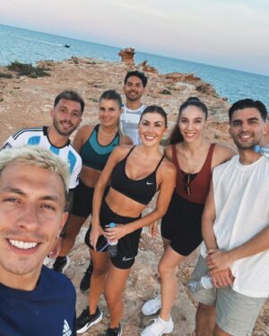 Yasmina Kerr Instagram - ✨ IBIZA ✨ 🇪🇸 🇦🇷 

Recuerdo guardado ya para siempre lleno de paseos, atardeceres, mar, ejercicio, juegos, facturas 🥐, terere 🧉🧊, bailes y conversaciones muy valiosas.
Compartir con vosotros todo esto me ha hecho mejor persona. 
Habéis sido "EL TEAM" y me he sentido en casa. 

Ya lo sabía pero confirmo: La vida es más bonita y más fácil con amor y respeto. Un antes y un después de este viaje 🩵

GRACIAS ✨ GRACIAS 🙏 GRACIAS♥️
( a todos) 

#soulmate #love #ibiza #blessed