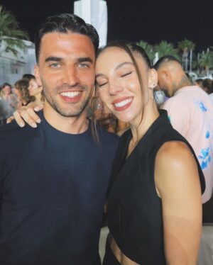 Yasmina Kerr Instagram - ✨ IBIZA ✨ 🇪🇸 🇦🇷 

Recuerdo guardado ya para siempre lleno de paseos, atardeceres, mar, ejercicio, juegos, facturas 🥐, terere 🧉🧊, bailes y conversaciones muy valiosas.
Compartir con vosotros todo esto me ha hecho mejor persona. 
Habéis sido "EL TEAM" y me he sentido en casa. 

Ya lo sabía pero confirmo: La vida es más bonita y más fácil con amor y respeto. Un antes y un después de este viaje 🩵

GRACIAS ✨ GRACIAS 🙏 GRACIAS♥️
( a todos) 

#soulmate #love #ibiza #blessed