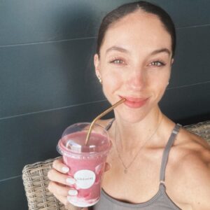 Yasmina Kerr Instagram - Family, friends, ballet, food =  HEALTHY  LIFE  STYLE 
La importancia de compartir espacio con personas que queremos, de nutrirnos mentalmente, de cuidarnos físicamente, de dedicarnos tiempo a nosotros mismos, a nuestros proyectos, a nuestro crecimiento personal y disfrutar de la vida y de este viaje.
 🩰♥️✨

#ballet #healthylifestyle #balletdancer #healthyfood 
#familytime #artist #art #happiness #blessed