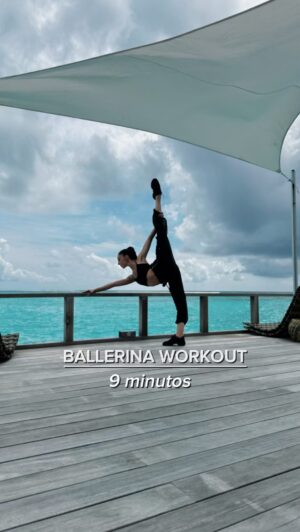 Yasmina Kerr Instagram - Hello desde el paraíso!!!! 🩵 Empieza tu semana con Ballerina Workout 🩰 ⚡️ 

No hay excusas, siempre podemos entrenar, estemos donde estemos, aunque no tengamos nuestro apoyo, es interesante trabajar en el centro, sin nuestro soporte, encontrando el equilibrio, comprobando que estamos en eje. Aquí te dejo 9 minutos seguidos, sin editar, en bruto, un regalo que te hago para que puedas activar todo el cuerpo sin nada de material, ejercicios sencillos pero, muy efectivos, tomando el BALLET como nuestra base principal del entrenamiento.

Si crees que el vídeo te ayuda, que es útil para que trabajes, y te gusta, házmelo saber, puedes dejar un comentario, mencionar a una persona con la que te gustaría compartir este entrenamiento, dar like y/o guardarlo para que puedas tenerlo a mano y repetirlo tantas veces como quieras. De esta forma nos ayudamos mutuamente, y podré publicarte más contenido con la ilusión de saber que esto te ayuda. Gracias 🫶🏼

#balletworkout #ballet #action #healthylifestyle #feelyourbody #balletdancer #artistlife #ballerinalegs #art #maldives #workout